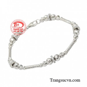 Đôi bàn tay uyển chuyển thướt tha cùng chiếc lắc tay vàng khoe trọn nét đẹp của người phụ nữ
