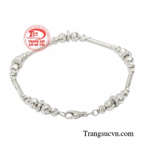 Chiếc lắc tay là phụ kiện yêu thích dành cho những cô nàng theo phong cách trẻ trung, năng động