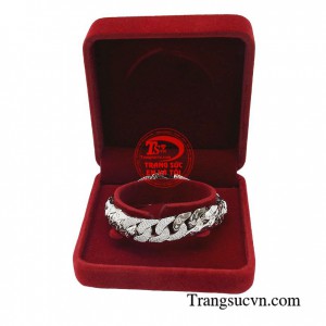 Lắc tay nam thành công được chế tác từ vàng trắng 