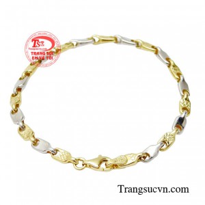 Nhờ thiết kế tối giản, có tính ứng dụng cao trong đời sống hàng ngày mà chiếc lắc tay rất được các anh em lựa chọn.