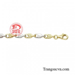 Chiếc lắc tay định hình phong cách thanh lịch, trẻ trung và cá tính.