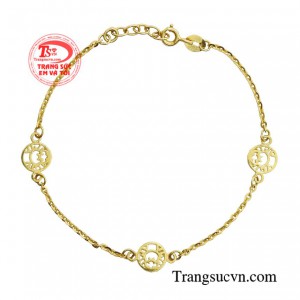 Chính vì thế, bất kể trong hoàn cảnh nào, quý cô cũng cần phải lựa chọn chiếc lắc tay xứng tầm và thật sự khác biệt nếu không muốn bản thân bị đụng hàng. 