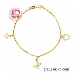 Chiếc lắc tay đặc biệt thu hút chị em bởi dễ dàng kết hợp nhiều phong cách thời trang khác nhau.