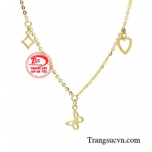 Tùy sở thích, mỗi người có thể tùy chọn cho mình những bộ trang phục sao cho phù hợp với chiếc lắc tay để tăng thêm vẻ đẹp nữ tính, duyên dáng. 