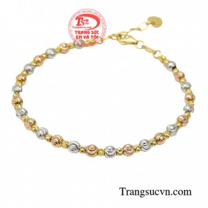 Lắc tay thanh tú không chỉ đẹp mà còn tinh tế tạo sự quyến rũ và thu hút cho đôi bàn tay của người đeo