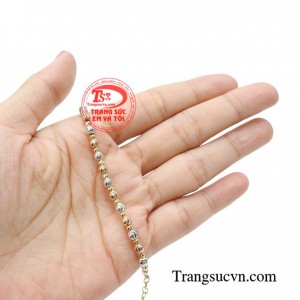 Lắc tay thanh tú không chỉ đẹp mà còn tinh tế tạo sự quyến rũ và thu hút cho đôi bàn tay của người đeo