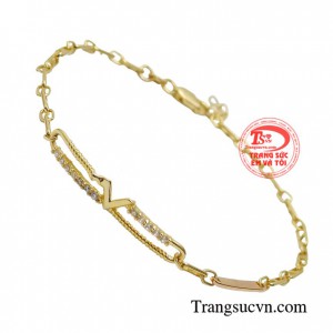 Lắc tay thiết kế phong cách là phụ kiện không thể thiếu của các cô nàng