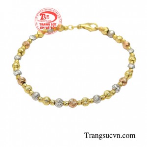 Lắc tay vàng sành điệu với những lát phay cầu kỳ chi tiết giúp sản phẩm bắt sáng tối đa