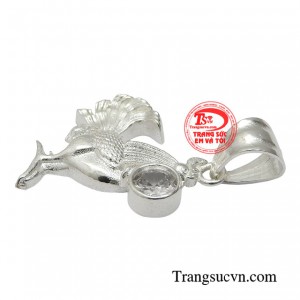 Sản phẩm với chất liệu bạc 925 không chỉ giúp người đeo cải thiện sức khỏe mà chúng còn là món quà tinh thần thể hiện tình cảm của người tặng.