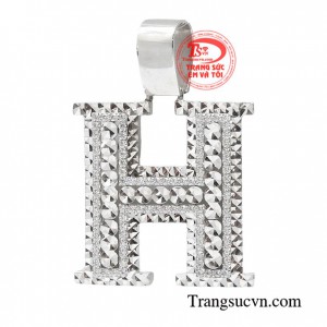 Mặt dây chữ H lịch lãm mang đến vẻ đẹp sang trọng mà mọi chàng trai đều hướng tới