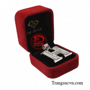 Mặt dây chữ H lịch lãm mang đến vẻ đẹp sang trọng mà mọi chàng trai đều hướng tới