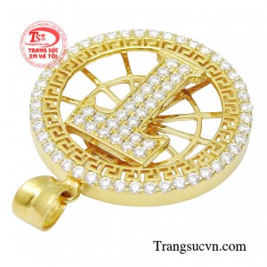 Vậy nên việc lựa chọn cho mình một chiếc mặt dây để tạo điểm nhấn trên gương mặt là vô cùng quan trọng.