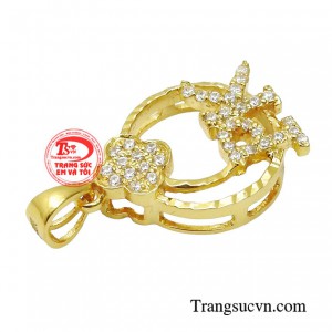 Biết bản thân chỉ có thể trở nên xinh đẹp nhất khi chọn trưng diện món trang sức phù hợp.