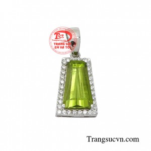 Mặt dây Peridot cao cấp là món phụ kiện trang sức sang trọng không thể thiếu của chị em phụ nữ