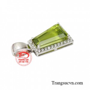 Mặt dây vàng gắn đá tự nhiên, chất lượng vàng đảm bảo đeo bền đẹp sáng bóng