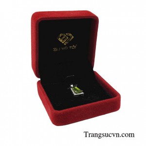 Mặt dây Peridot cao cấp là món phụ kiện trang sức sang trọng không thể thiếu của chị em phụ nữ