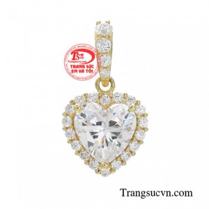 Mặt dây trái tim đẹp xinh xắn gần như bạn có thể đeo mọi lúc mọi nơi, với mọi kiểu trang phục, từ đi chơi, đi làm tới dự tiệc.