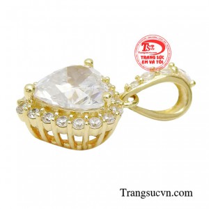 Đôi khi bạn chẳng cần trang điểm mà chỉ cần đeo chiếc mặt dây cũng đã giúp khuôn mặt tỏa sáng rồi.