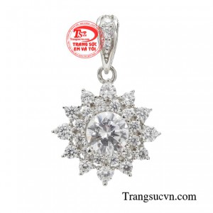 Mặt dây vàng thanh lịch là loại phụ kiện tuyệt vời nhất mà mọi quý cô đều mơ ước. 