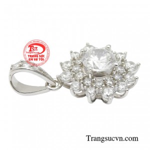 Khi kết hợp với trang phục, chiếc mặt dây sẽ giúp bạn tỏa sáng hơn, đồng thời cũng là món đồ giúp bạn giữ gìn vẻ đẹp của tuổi thanh xuân.