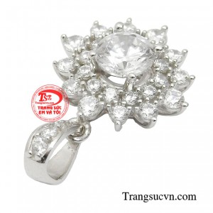 Vì thế, hãy đầu tư thông minh vào món trang sức giúp bạn tự tin và quyến rũ.