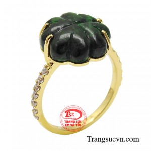 Nhẫn cẩm thạch phú quý theo quan niệm phong thủy có thể mang nhiều may mắn, phú quý cho người đeo.