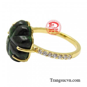 Bên cạnh đó khi đeo trang sức từ đá cẩm thạch còn có thể hạn chế sự ảnh hưởng bởi bức xạ từ máy tính