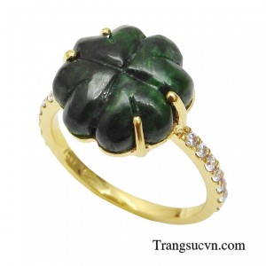 Ngọc cẩm thạch được yêu thích không chỉ ở vẻ đẹp tinh tế mà còn ở những lợi ích trong phong thủy khi đeo bên người.