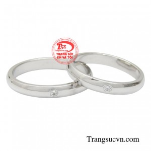 Nhẫn cưới khắc tên giúp cặp đôi ghi dấu kỷ niệm đặc biệt.