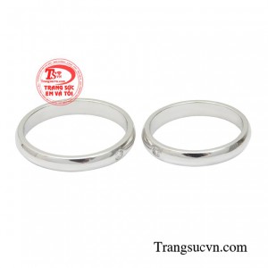 Sản phẩm chế tác từ vàng tây 14k bền đẹp, sáng bóng.