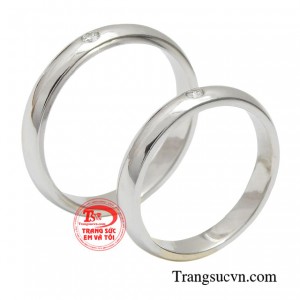 Một cặp nhẫn cưới được khắc tên cô dâu và chú rể ghi dấu ấn đặc biệt giúp món trang sức vô tri trở nên vô cùng ý nghĩa.