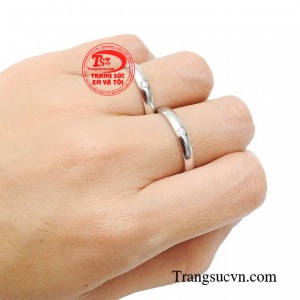 Cặp nhẫn cưới không đơn thuần là món trang sức bình thường mà chúng còn mang ý nghĩa kết nối cho sự bền lâu