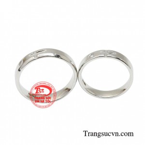 Đeo nhẫn cưới trên tay để nhắc nhở bạn rằng hôn nhân là kết tinh của tình yêu, mỗi người luôn học cách yêu thương và nhường nhịn để giữ ngọn lửa hôn nhân của mình