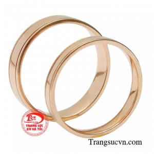 Giây phút trao chiếc nhẫn cưới vào tay đối phương cũng là những khoảnh khắc lãng mạn, tràn đầy trách nhiệm và tình yêu. 