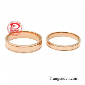 Nếu bạn đang chuẩn bị cho một cam kết lâu dài với nửa kia của mình, thì hãy tham khảo mẫu nhẫn cưới vàng phong cách này nhé.