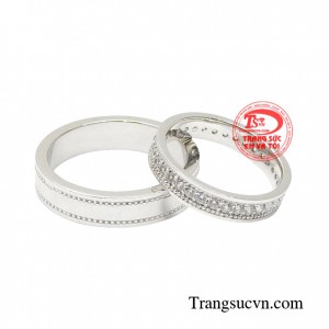 Nhẫn cưới vàng trắng sắc son được thiết kế 3D theo phong cách mới với kiểu dáng hiện đại của Hàn Quốc