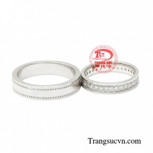 Nhẫn cưới được làm từ vàng tượng trưng cho sự chung thủy trong hôn nhân dù có khó khăn thách thức vẫn luôn giữ được tấm lòng son sắt