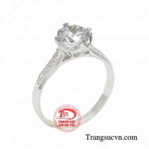 Nhẫn đính hôn xinh xắn là biểu tượng cho một tình yêu gắn bó thủy chung son sắt