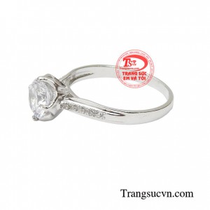 Nhẫn đính hôn xinh xắn được chế tác từ vàng trắng 18k sang trọng, bền đẹp chắc chắn sẽ làm nửa kia của  bạn hài lòng