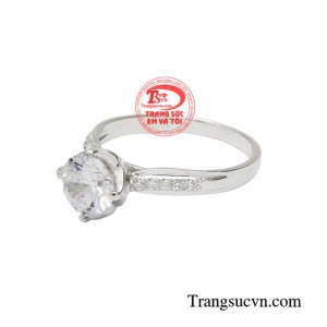 Nhẫn đính hôn xinh xắn