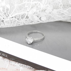 Nhẫn đính hôn xinh xắn