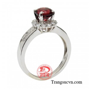 Nhẫn garnet thời thượng là món quà của tình yêu và sự vĩnh cửu.