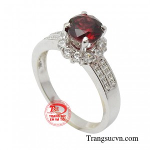 Đối với những người làm ăn kinh doanh, đá Garnet giúp cho công việc kinh doanh của chủ nhân gặp nhiều thuận lợi và may mắn hơn.