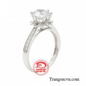 Nhẫn hoa hướng dương với đường nét chế tác độc đáo luôn là món quà được các bạn nữ đặc biệt mong chờ