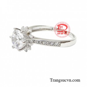 Nhẫn hoa hướng dương tựa như vẻ đẹp mong manh thánh thiện của một cô gái yêu kiều thướt tha