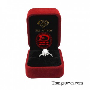 Nhẫn hoa hướng dương với đường nét chế tác độc đáo luôn là món quà được các bạn nữ đặc biệt mong chờ