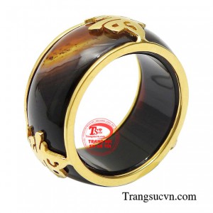 Nhẫn nam bọc vàng chữ thọ được chế tác từ vàng 18k cùng ngọc mã não thiên nhiên vô cùng tinh xảo.