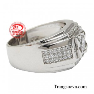 Vậy nên sản phẩm nhẫn nam được thiết kế độc đáo, tỉ mỉ đến từng chi tiết, với chất liệu vàng 18k, chế tác tinh xảo chắc chắn, sắc nét sẽ không làm các anh phải thất vọng.