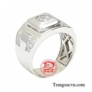 Nhẫn nam phong độ có thiết kế độc đáo, trẻ trung với phần đá được đính một cách tinh tế giúp hoàn thiện vẻ ngoài của bạn