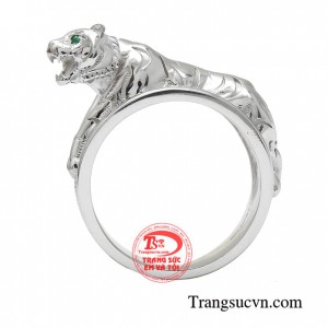 Chiếc nhẫn này sẽ giúp nam giới toát lên được vẻ mạnh mẽ, oai hùng mà lại rất kiên cường, dũng mãnh